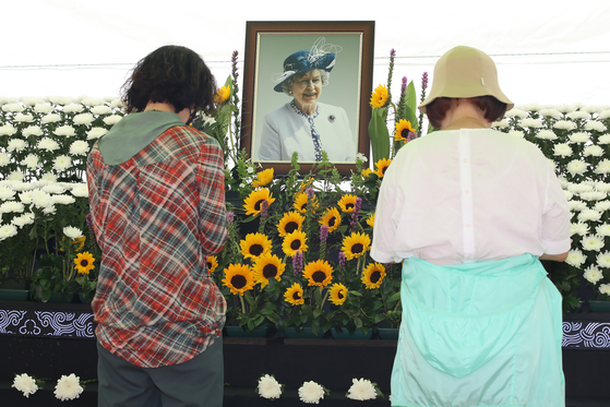 Koreans pay tribute to Queen Elizabeth II at a memorial altar in Hahoe Village in Andong, North Gyeongsang, on Tuesday. [NEWS1]