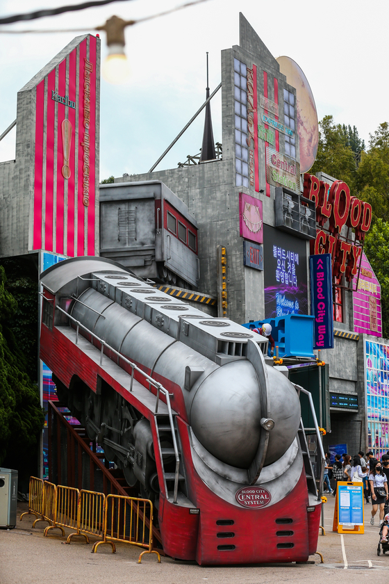 The amusement park Everland in Yongin, Gyeonggi, opens up its zombie land Blood City 6 on Tuesday ahead of Halloween. The horror zone was a collaboration with "Squid Game" art director Chae Kyung-sun. In March Chae won the Art Directors Guild award. [EVERLAND] 