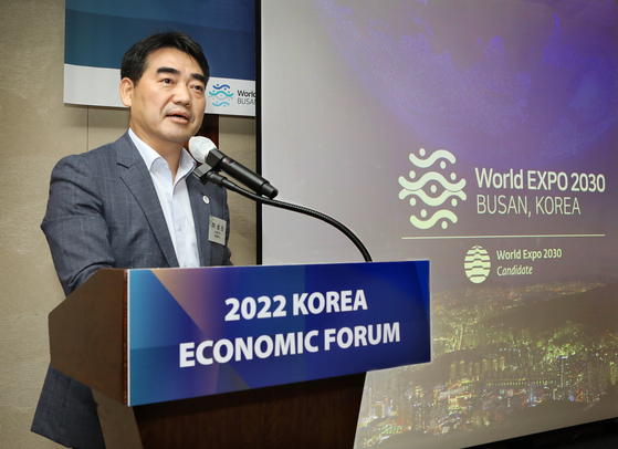 Busan Vice Mayor for Economic Affairs Lee Seong-kweun speaks during the Korea Economic Forum (KEF) hosted by the Korea JoongAng Daily on Wednesday at the Westin Josun Seoul hotel, central Seoul. [PARK SANG-MOON]