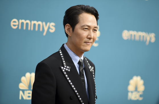 Lee Jung-jae poses for photos at the red carpet of the 74th Primetime Emmy Awards on Monday at the Microsoft Theater in Los Angeles. [AP/YONHAP]