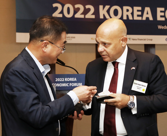 Egyptian Ambassador to Korea Khaled Abdel Rahman, right, greets Ko Soo-chan, vice president at Lotte Corporation, at the forum. [PARK SANG-MOON]