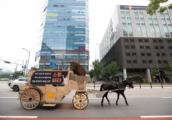 Users of Uma Musume Pretty Derby hold a horse buggy protest on Tuesday at Pangyo, Gyeonggi, where Kakao Games is headquartered at. [NEWS1]