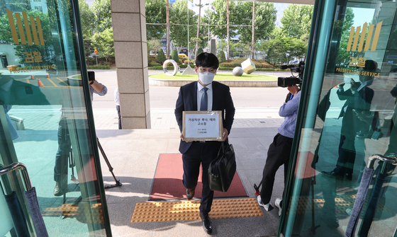 An attorney enters the Seoul Southern District Prosecutors Office to file a complaint against Terraform Labs co-founder Do kwon on behalf of clients in June. [YONHAP]