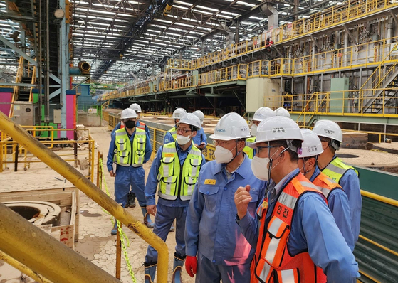 Posco Holdings Chairman Choi Jeong-woo, second from right, checks the steelmaker's steel mill in Pohang, North Gyeongsang, on Monday. [POSCO]