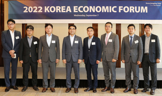 Representative from Korea’s major corporations supporting Busan’s bid for the World Expo 2030 pose for a photo during the Korea Economic Forum at the Westin Josun Seoul on Wednesday. From left: Hwang Kwan-sik, vice president at Hyundai Motor, Park Zoon-soo, senior vice president at Korea Shipbuilding & Offshore Engineering, Lee Youn-hwan, vice president at Hanwha Corporation, Lee Seong-kweun, vice mayor for economic affairs Busan Metropolitan City, Ko Soo-chan, vice president at Lotte Corporation, Kim Yoo-suk, executive vice president at SK Inc., Chun Sang-pil, head of group global public affairs team at Samsung Electronics and Kim Yun-sup, vice president at Shinsegae. [PARK SANG-MOON]