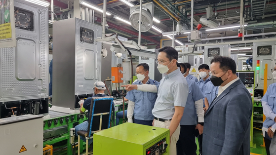 Samsung Electronics Vice Chairman Lee Jae-yong looks around production lines in Queretaro, Mexico, on Sept. 9. [SAMSUNG ELECTRONICS]