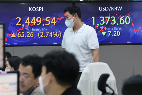 A board at Hana Bank in Myeong-dong, Seoul, Tuesday shows the benchmark Kospi closed 2.74 percent or 65.26 points higher than on Thursday. The market has been closed from Friday through Monday due to the Chuseok holidays. [YONHAP] 
