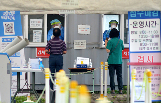 People get tested for Covid-19 at a center in Daejeon on Monday, the last day of the Chuseok holiday. [JOONGANG ILBO] 