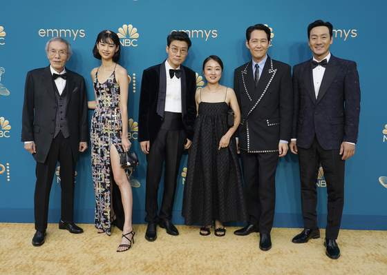From left, actors Oh Young-soo, Jung Ho-yeon, director Hwang Dong-hyuk, CEO Kim Ji-yeon of Siren Pictures, actors Lee Jung-jae and Park Hae-soo pose for the photos at the 74th Primetime Emmy Awards on Monday at the Microsoft Theater in Los Angeles. [AP/YONHAP]