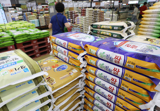 Sacks of rice are piled up at a large mart in Seoul on Monday. [NEWS1]