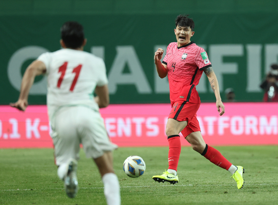 Kim Min-jae, right, plays against Iran in a World Cup qualifier at Seoul World Cup Stadium in western Seoul on March 24. [YONHAP]