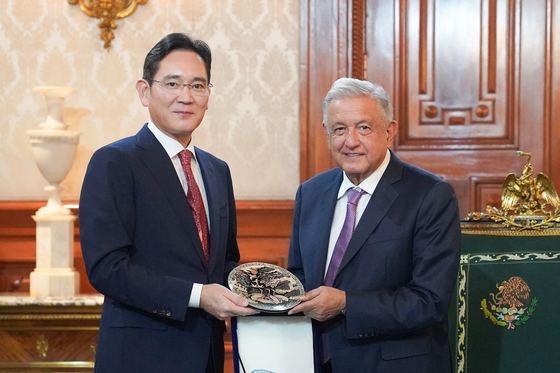 Samsung Electronics Vice Chairman Lee Jae-yong poses with the President of Mexico Andres Manuel Lopez Obrador at the presidential office in Mexico. [SAMSUNG ELECTRONICS]