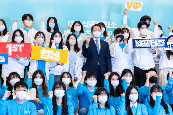 Korea Chamber of Commerce and Industry (KCCI) Chairman Chey Tae-won takes a commemorative photo with teenagers selected from across the country at the opening ceremony of the first KCCI youth supporters, held at the KCCI headquarters in Jung District, central Seoul, on Wednesday. [YONHAP]
