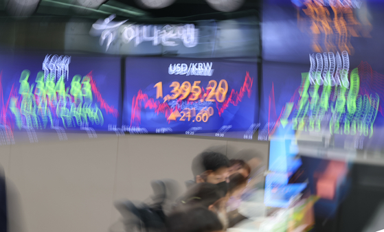 An electronic display board at Hana Bank in central Seoul shows currency exchange rate Wednesday. [YONHAP] 