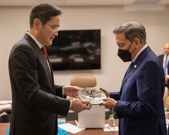 Samsung Electronics Vice Chairman Lee Jae-yong presents a souvenir to Panama President Laurentino Cortizo at the Palacio de Las Garzas, the governmental office and presidential residence in Panama City, on Tuesday. Lee requested Panama’s support for Busan’s bid in hosting the World Expo 2030. [NEWS1]