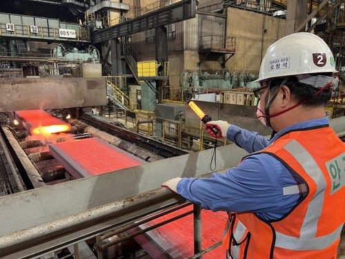 A worker at Posco checks the production of steel products at its steel mill in Pohang, North Gyeongsang Province, on Sept. 13, as the company resumes operations after a weeklong suspension due to Typhoon Hinnamnor. [YONHAP]