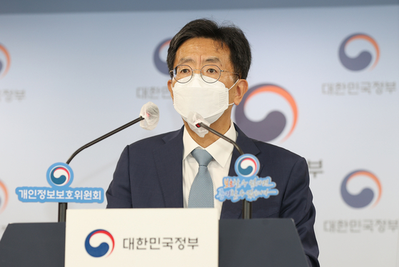 Yang Cheong-sam, head of the investigation team of the Personal Information Protection Commission, speaks during a press conference on Wednesday at the Central Government Complex in Jongno District, central Seoul, about imposing fines against Google and Meta for a privacy law violation. [YONHAP]