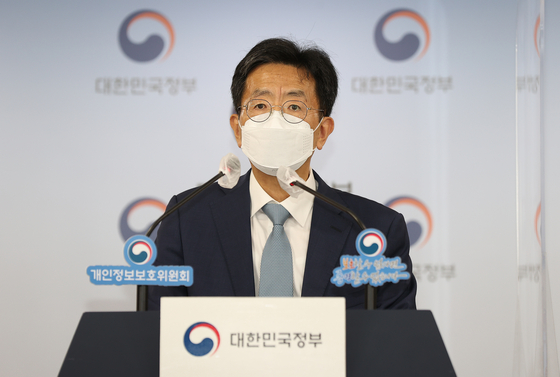 Yang Cheong-sam, head of the investigation team of the Personal Information Protection Commission, speaks during a press conference on Wednesday at the government office in Jongno District, central Seoul, about imposing fines against Google and Meta for a privacy law violation. [YONHAP]