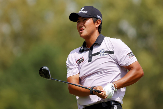 Kim Seong-hyeon watches his tee shot on the 17th hole during the third round of the Korn Ferry Tour Championship presented by United Leasing & Finance at Victoria National Golf Club on Sept. 3 in Newburgh, Indiana.  [AFP/YONHAP]