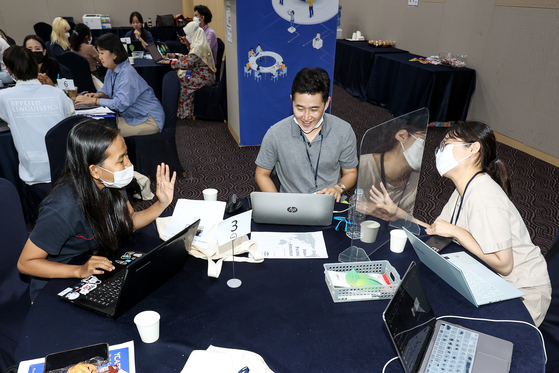 Ycafe participants working on a draft resolution together during the forum. [MINISTRY OF FOREIGN AFFAIRS]