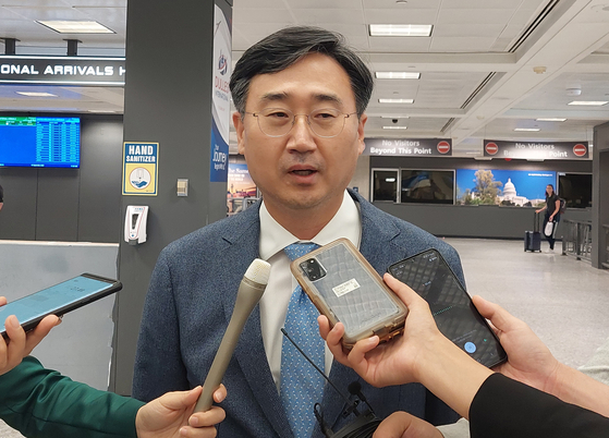 South Korean Vice Defense Minister Shin Beom-chul speaks to reporters at Dulles International Airport near Washington on Monday, ahead of an Extended Deterrence Strategy and Consultation Group (EDSCG) meeting set for Friday. [NEWS1]