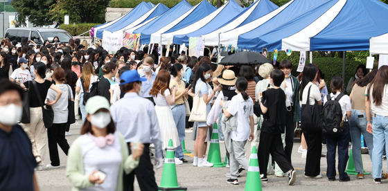The campus of Ewha Womans University in Seoul is crowded on Wednesday as its students hold a festival for the first time in three years because of the Covid-19 pandemic. [YONHAP]