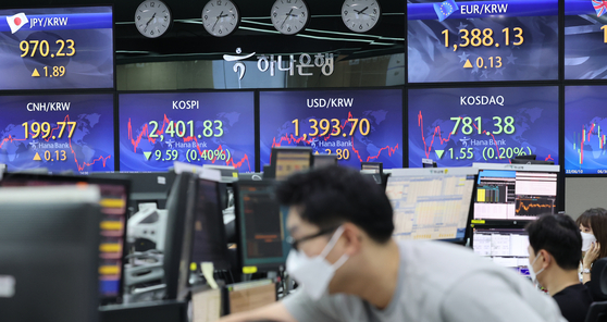 Electronic display boards at Hana Bank in central Seoul show Thursday markets. [YONHAP]