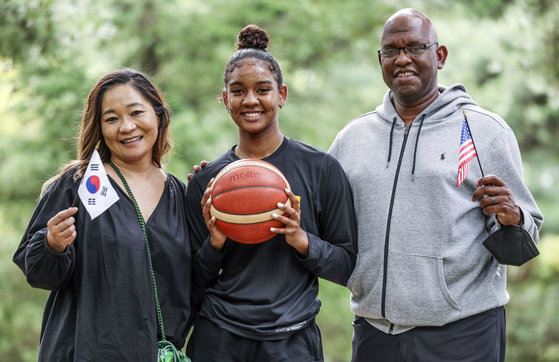 Kianna Smith, center, poses for a picture with her parents in Yongin, Gyeonggi on Wednesday during an interview with the JoongAng Ilbo. [JOONGANG ILBO]