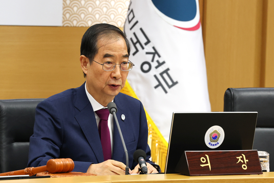 Prime Minister Han Duck-soo speaks during a Cabinet meeting at the government complex in Sejong, central South Korea, on Tuesday, via video link with the government complex in Seoul. [YONHAP]
