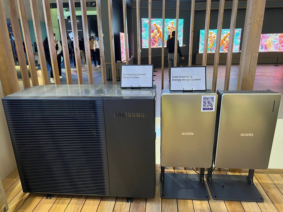 Samsung Electronics' heat pump and Hanwha Q Cells' solar inverter and energy storage system displayed at IFA 2022 tech show held in Berlin from Sept. 2 to 6 [HANWHA SOLUTIONS]