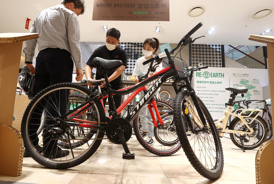A refurbished bicycle pop-up store was opened at Lotte Mart's Songpa branch in southern Seoul, according to the Seoul city government Thursday. The store was opened to improve sales of refurbished bicycles in the country after the city government signed a business agreement with Lotte Mart and Wright Brothers, the seller of refurbished bicycles. A visitor takes a look at a bicycle on Thursday. [YONHAP]