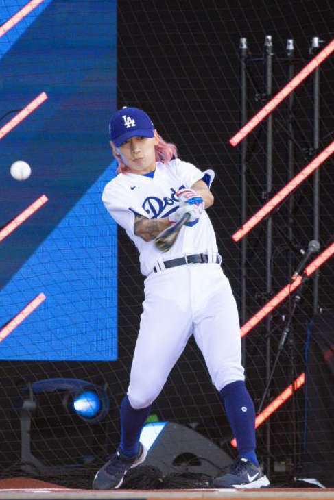 Short track speed skater Kwan Yoon-gy competes for the LA Dodgers team at the London edition of the FTX MLB Home Run Derby X in London on July 21.  [SPORTS INTELLIGENCE GROUP]