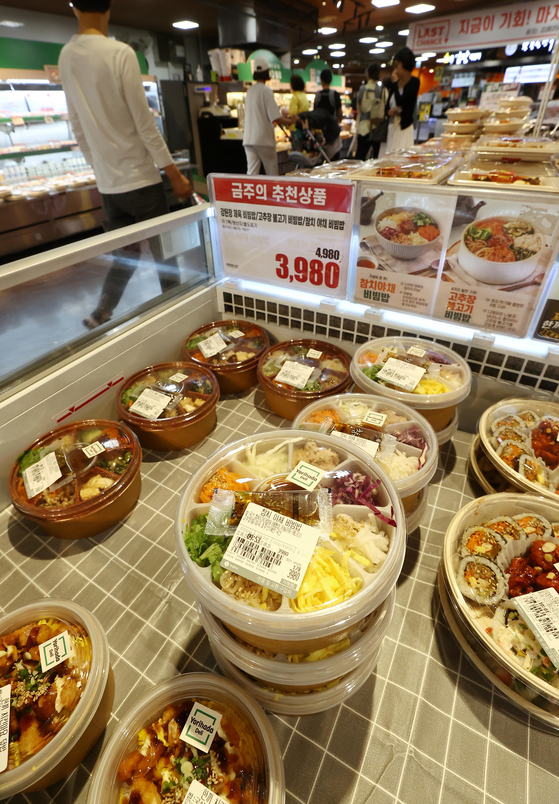 Three different types of bibimbap boxes will be discounted and sold for less than 4,000 won ($3), according to Lotte Mart on Thursday. Bowls of bibimbap shown are sold at Lotte Mart's Songpa branch in southern Seoul on Thursday. [YONHAP]