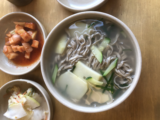 Kalguksu made with buckwheat noodles at Memilggot Pilmuryeop in central Seoul [LEE SUN-MIN]
