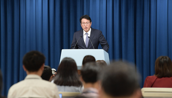 Kim Tae-hyo, the first deputy director of the National Security Office (NSO), gives a briefing Thursday at the Yongsan presidential office in central Seoul on President Yoon Suk-yeol’s seven-day tour from Sunday which will take him to London, New York, Toronto and Ottawa. [JOINT PRESS CORPS]