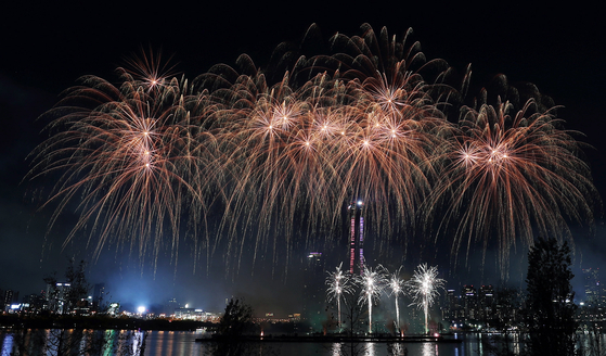 A picture of the Seoul International Fireworks Festival held at Yeouido Hangang Park in western Seoul on Oct. 6, 2018 [NEWS1]