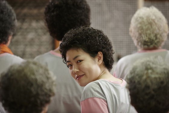 A scene from 2014 film “Miss Granny,” starring Shim Eun-kyung as a 70-year-old woman who is given a new life when she transforms back into her youthful 20-year-old self after having her picture taken at a mysterious photo studio. Na Moon-hee portrays the 70-year-old protagonist. [CJ ENM]