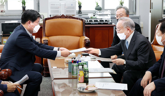 Sohn Kyung-shik, chairman at Korea Enterprises Federation, right, delivers a letter expressing concern about a bill that limits employers' rights to claim damages to striking workers on Wednesday at the National Assembly. [KIM KYUNG-ROK]