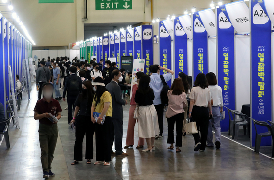 People are crowded at a job fair in the southern city of Busan on Aug. 30. [YONHAP] 