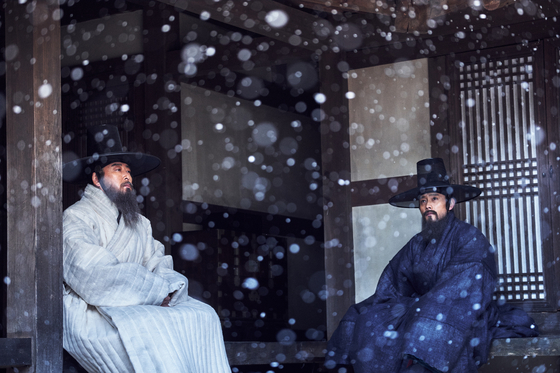 A scene from 2017 film “The Fortress,” starring Lee Byung-hun and Kim Yoon-seok as leaders who clash due to their ideological differences, set during the Qing invasion of the Joseon Dynasty (1392-1910). [CJ ENM]
