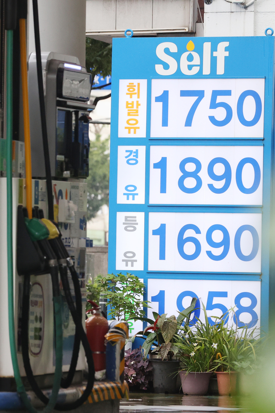 Prices of diesel and gasoline are shown at a gas station in Seoul on Aug. 4 . [YONAHP]