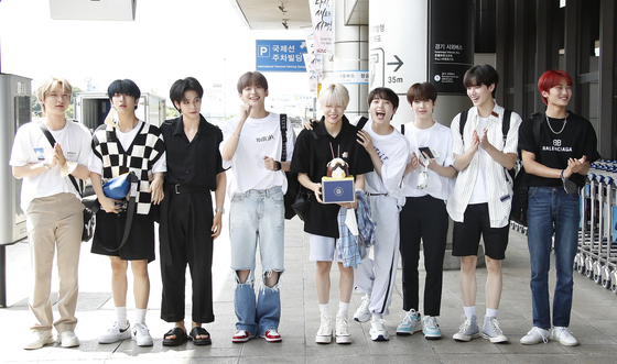 Boy band Cravity berpose di Bandara Gimpo di Seoul barat pada 1 Agustus, sebelum berangkat ke Jepang. [NEWS1]