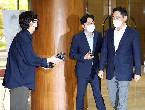 Samsung Electronics Vice Chairman Lee Jae-yong walks at the Seoul Gimpo Business Aviation Center on June 7, this year, to leave for Europe. [YONHAP]