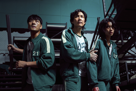 A scene from Netflix series “Squid Game.” From left, Park Hae-soo, Lee Jung-jae and Jung Ho-yeon portray three of the 456 participants of the 33rd Squid Game to win the prize money of 45.6 billion won ($34.8 million). [NETFLIX]