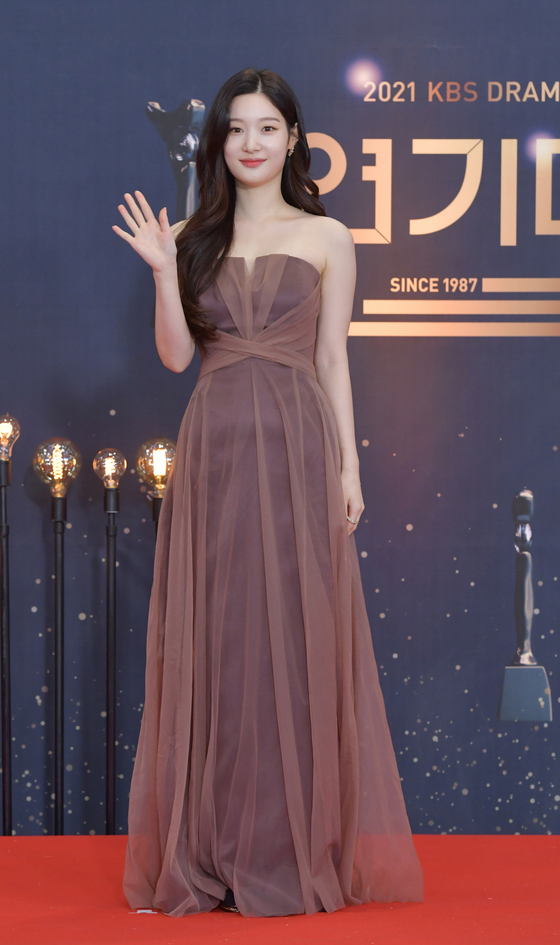 Jung Chae-yeon poses on the red carpet for the 2021 KBS Drama Awards on Dec. 31, 2021. [KBS]
