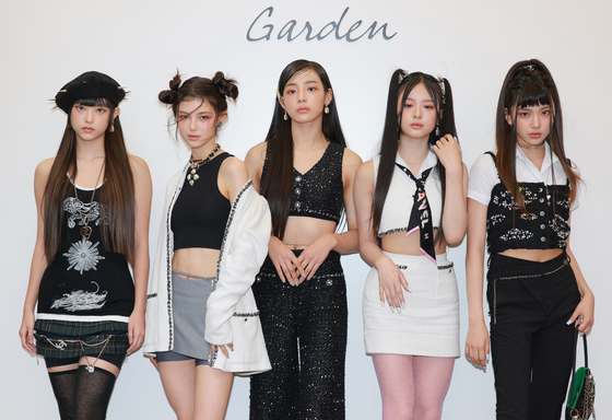 The five members of NewJeans pose for cameras during the launching event of Chanel's ″N°1 De Chanel Garden″ pop-up store in Seongdong District, eastern Seoul, on Aug. 2. [NEWS1]