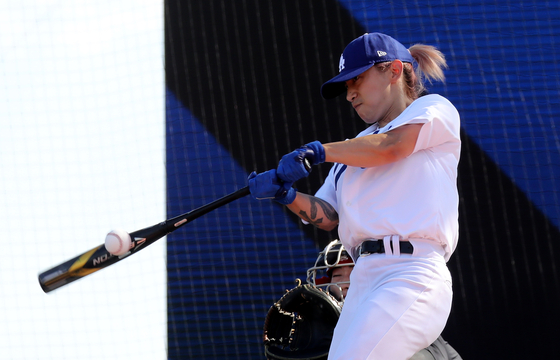 Kwak Yoon-gy swings during the FTX MLB Home Run Derby X at Paradise City hotel in Incheon on Saturday. [NEWS1]