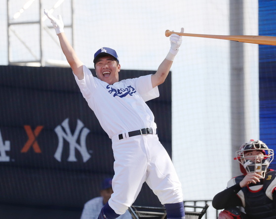 Jeong Keun-woo celebrates after hitting the winning home run during the preliminary round of the FTX MLB Home Run Derby X at the Paradise City Hotel in Incheon on Saturday. [YONHAP]