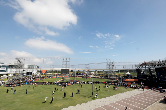 Crowds start to gather ahead of the 2022 FTX MLB Home Run Derby X at Paradise City in Incheon on Saturday. [NEWS1]