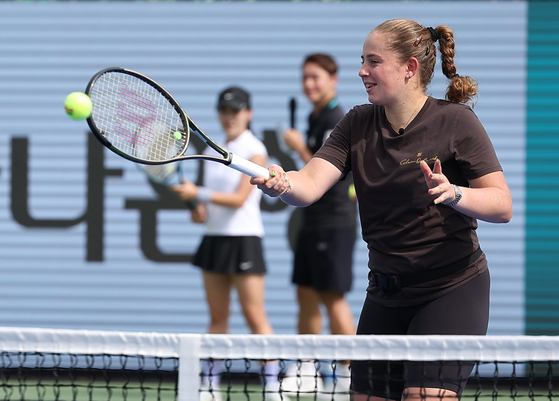 2017 French Open champion Jelena Ostapenko of Latvia plays the ball during a masterclass ahead of the Hana Bank Korea Open at the Olympic Park Tennis Center in Songpa District, southern Seoul on Sunday. [YONHAP]